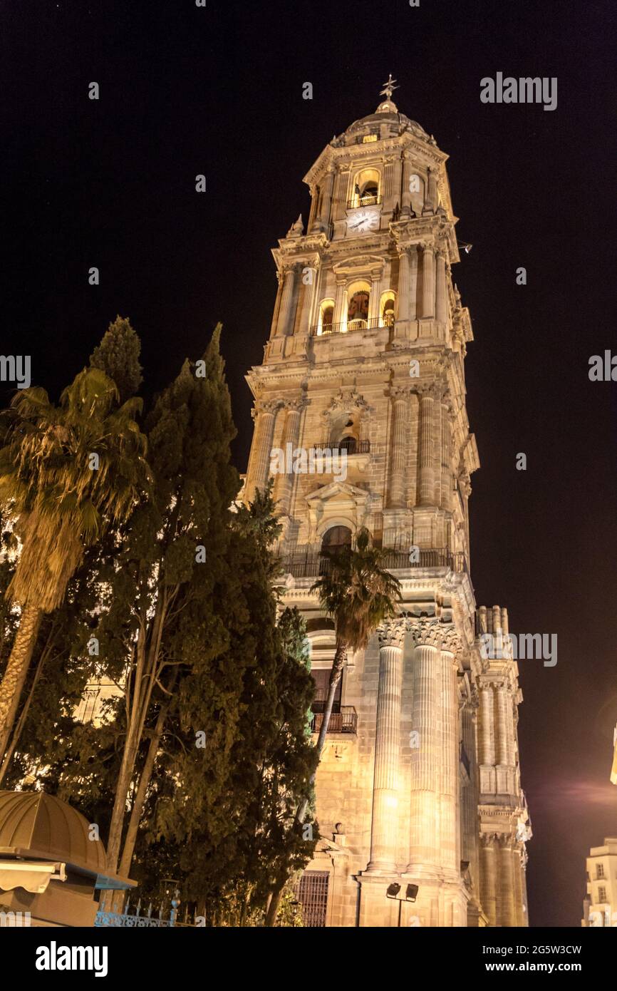 Nachtansicht eines Turms der Kathedrale in Malaga, Spanien Stockfoto