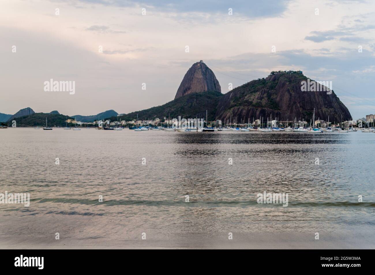 Zuckerhut hinter der Botafogo Bucht in Rio de Janeiro, Brasilien Stockfoto