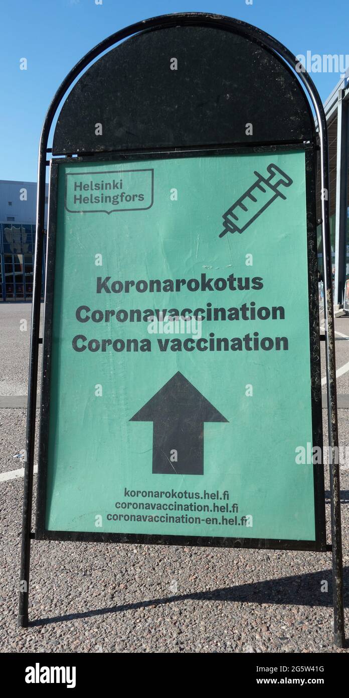 Helsinki, Finnland - 30. Juni 2021: Schild mit Informationen zur Corona-Impfung in Helsinki am Impfzentrum Messukeskus in drei Sprachen (in Finnis Stockfoto