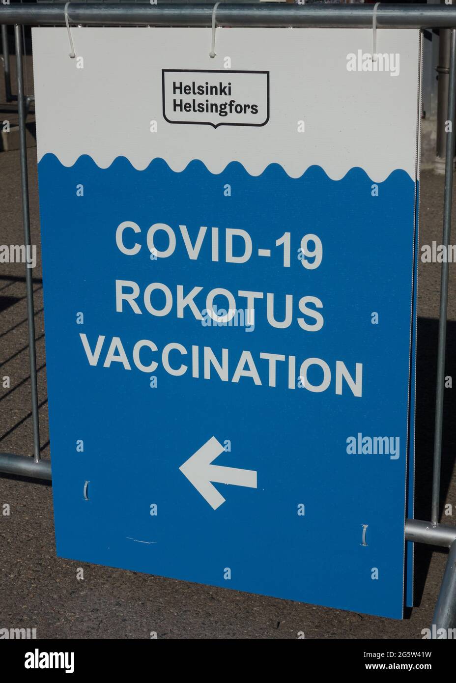 Helsinki, Finnland - 30. Juni 2021: Schild mit Informationen zur Corona-Impfung in Helsinki im Impfzentrum Messukeskus. Stockfoto