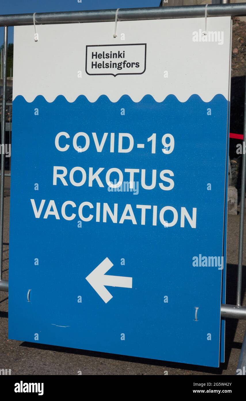 Helsinki, Finnland - 30. Juni 2021: Schild mit Informationen zur Corona-Impfung in Helsinki im Impfzentrum Messukeskus. Stockfoto