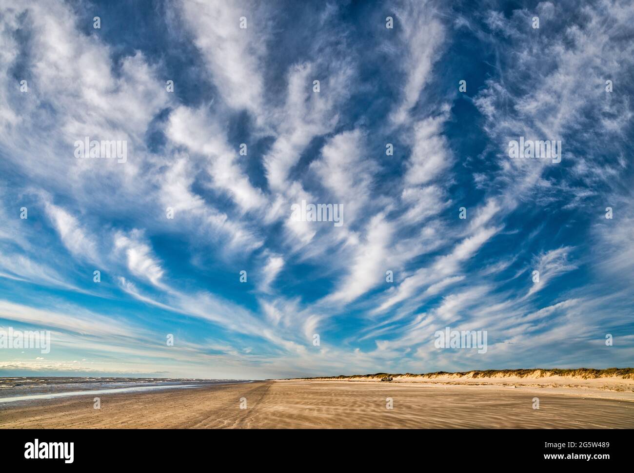Cirrostratus Wolken über Gulf Coast Strand bei Ebbe, zeigt Flut verlängern, Padre Island National Seashore, in der Nähe von Corpus Christi, Texas, USA Stockfoto