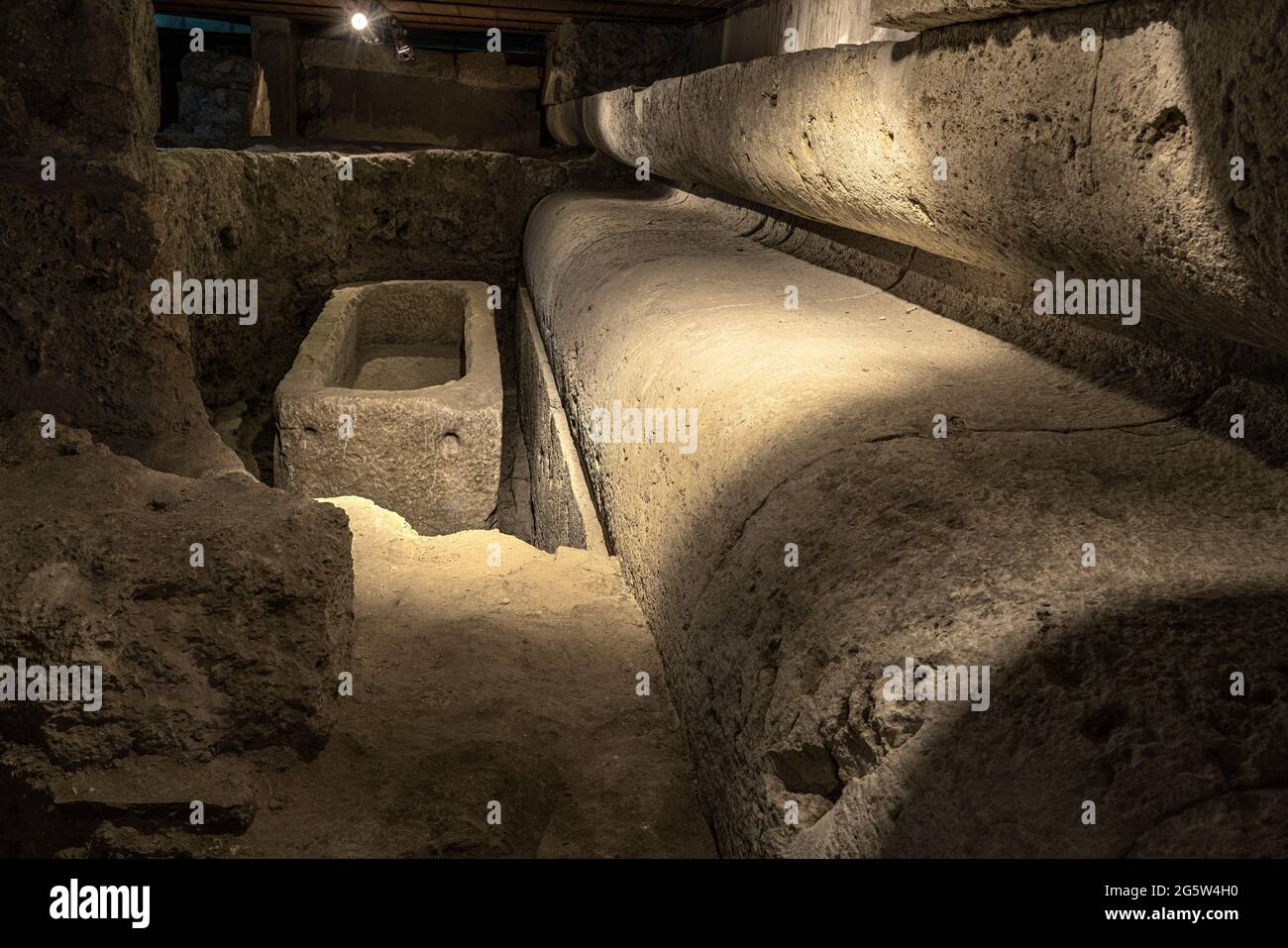 Römischer Sarkophag, der bei archäologischen Ausgrabungen unter der Kathedrale von San Pietro Apostolo in Isernia gefunden wurde. Isernia, Molise, Italien, Europa Stockfoto