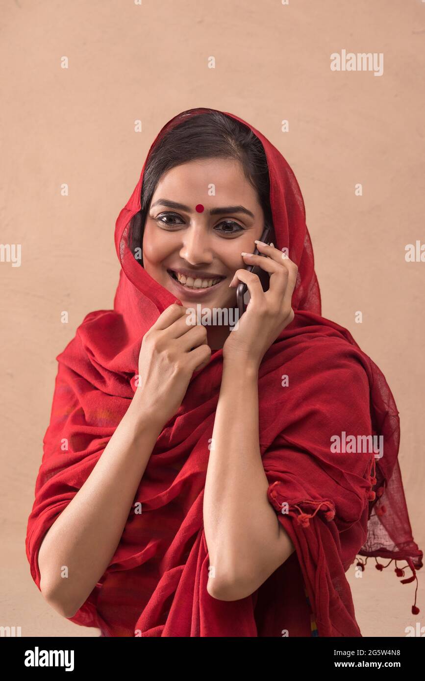 Porträt einer Frau, die auf ihrem Mobiltelefon spricht. Stockfoto