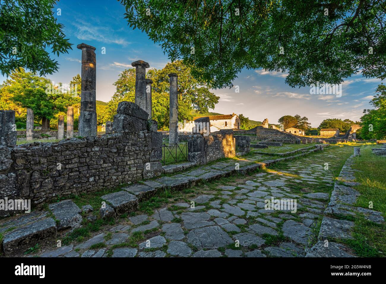Ruinen der Basilika und die asphaltierte Straße in der antiken Stadt Altilia, heute Sepino. Archäologischer Park Sepino. Provinz Isernia, Molise Stockfoto