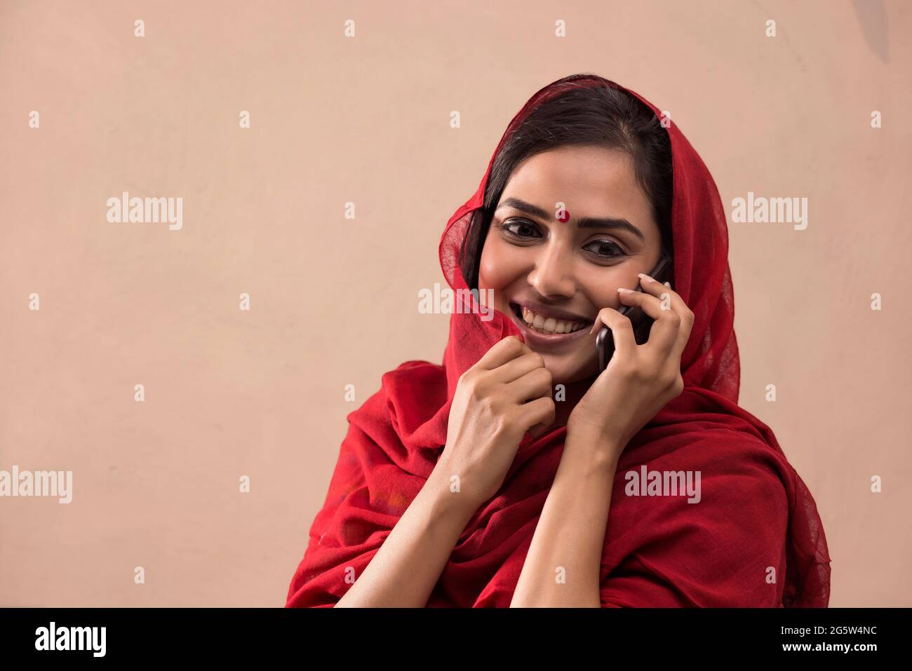 Porträt einer Frau, die auf ihrem Mobiltelefon spricht. Stockfoto