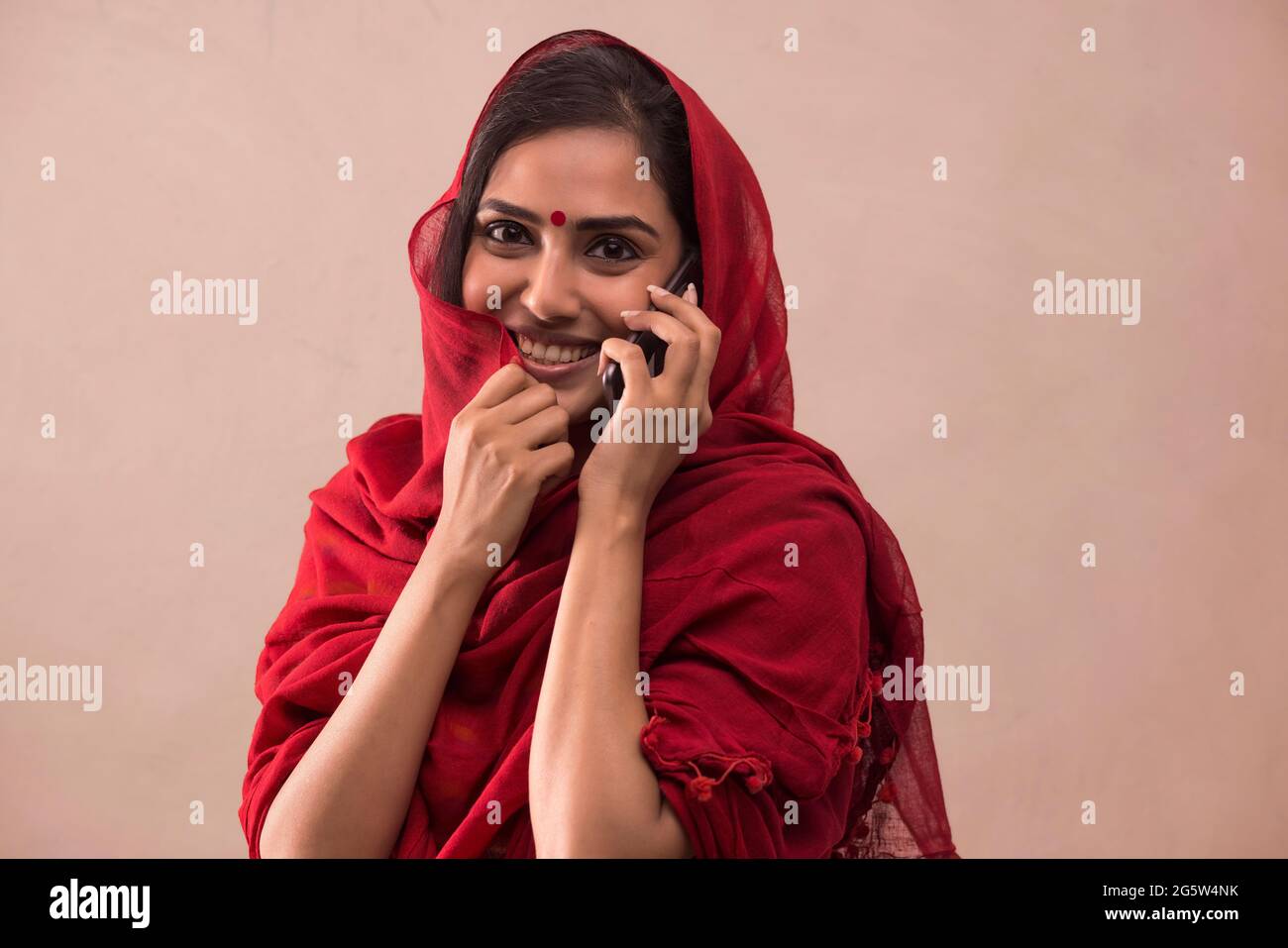 Porträt einer Frau, die auf ihrem Mobiltelefon spricht. Stockfoto