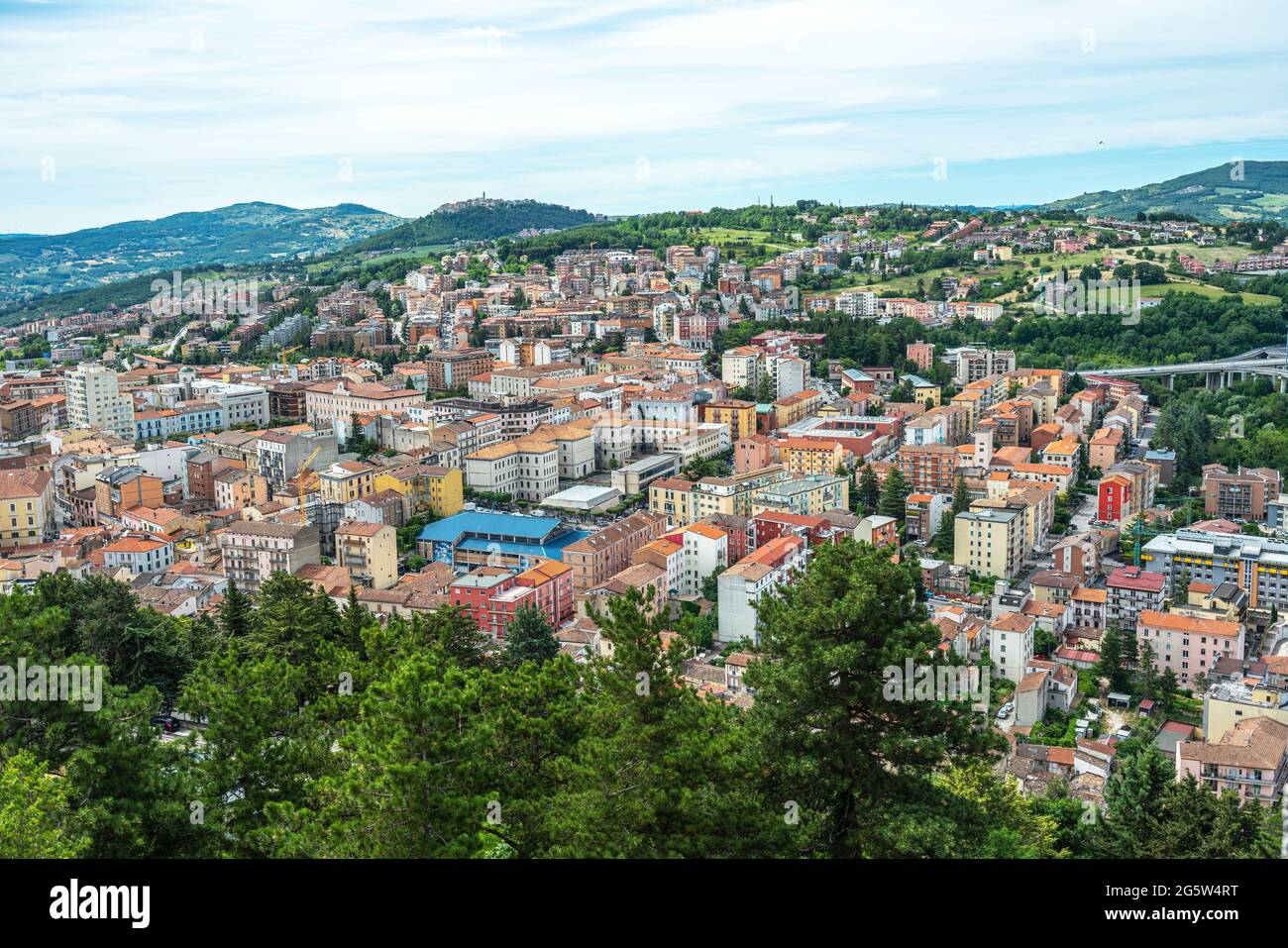 Draufsicht auf die Stadt Campobasso, die Provinzhauptstadt der Region Molise. Molise, Italien, Europa Stockfoto