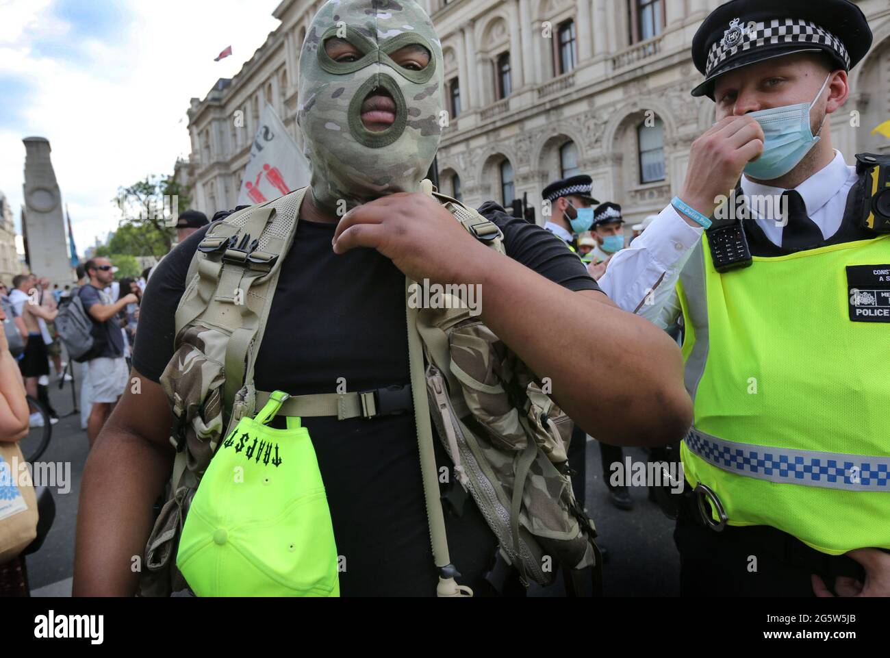 London, Großbritannien. Juni 2021. Ein Freiheitsprotestierer mit einer Gesichtsmaske trifft sich zu mehreren hundert Freiheitsdemonstranten, die sich in der Downing Street versammeln.Demonstranten versammeln sich vor der Downing Street, um gegen Boris Johnsons Ankündigung einer Verlängerung der Sperrbestimmungen im Vereinigten Königreich zu protestieren, die ihrer Meinung nach ihre Menschenrechte verletzen, und protestieren ebenfalls gegen sie Gegen das fortgesetzte Tragen von Masken und das Unterlassen des Impfprogramms. (Foto von Martin Pope/ SOPA Images/Sipa USA) Quelle: SIPA USA/Alamy Live News Stockfoto