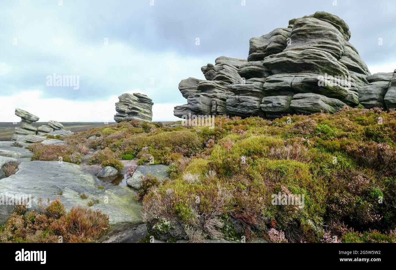 Ein Grabstein, der hoch über dem Derwent Valley im Peak District in Derbyshire aufragen wird. Stockfoto