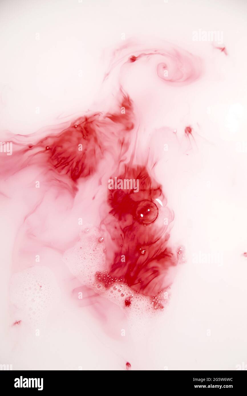 Blutige Blase im Milchwasser Stockfoto