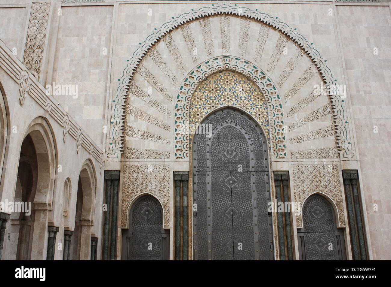 Islamisches architektonisches Detail an der Hassan II Moschee in Casca, Marokko Stockfoto