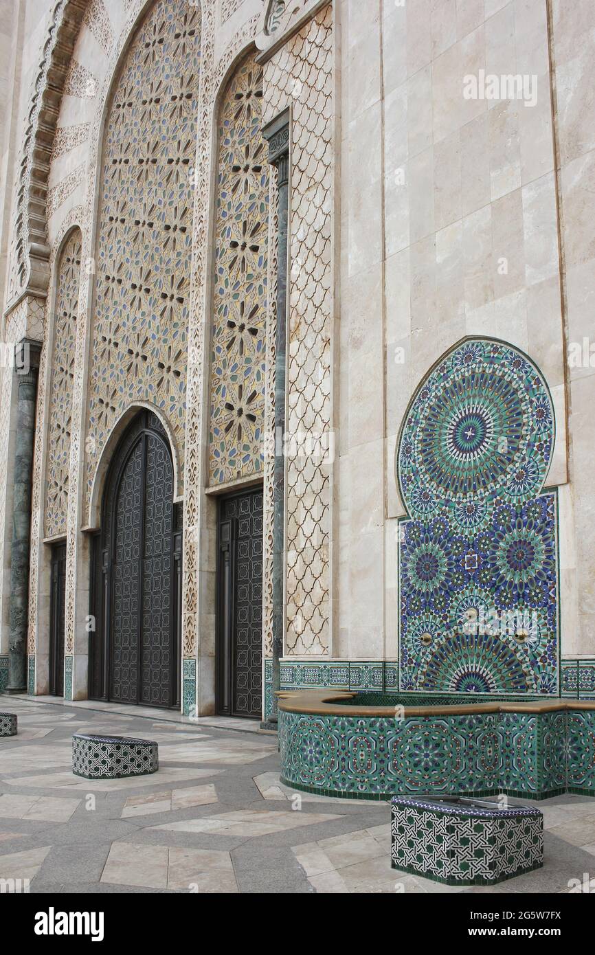 Kunstvoll gefliester Brunnen und Tür an der Hassan II Moschee in Casca, Marokko Stockfoto