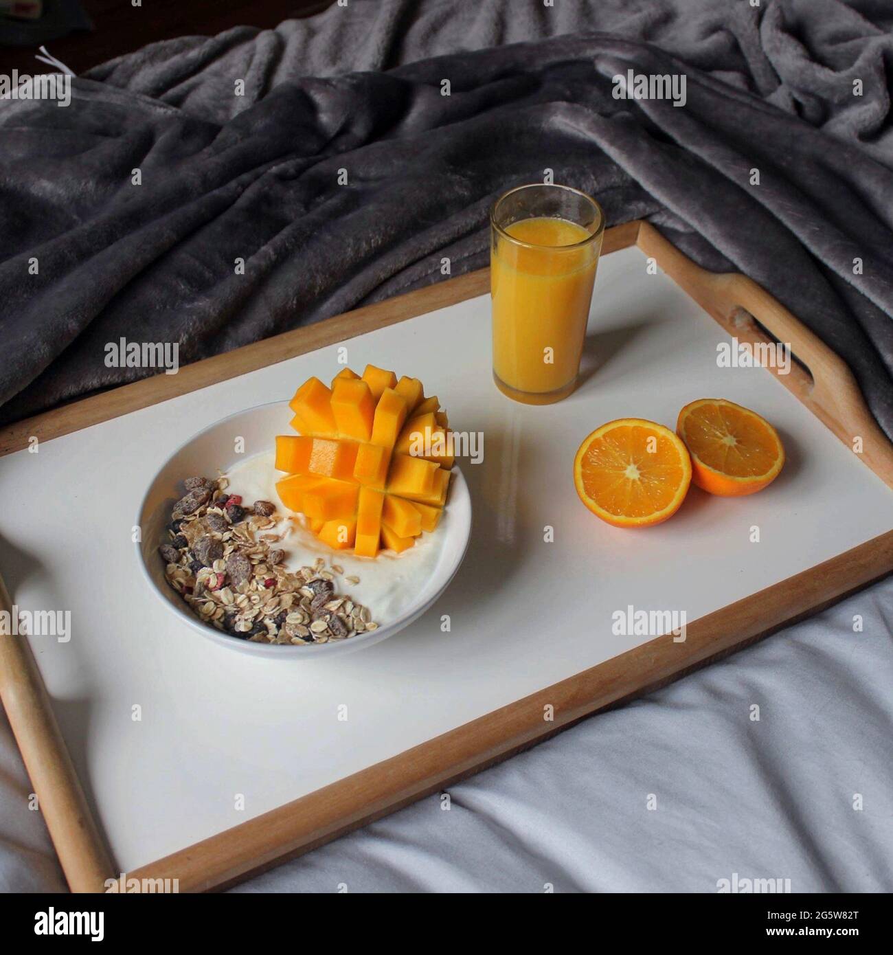 Gesundes Orangenfrühstück im Bett Stockfoto