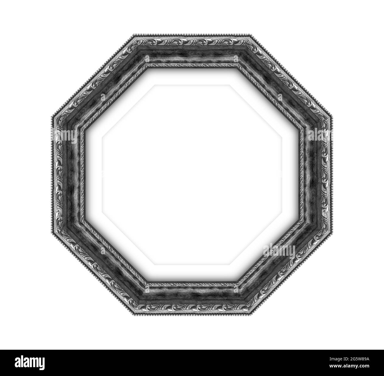 Polygonaler Holzrahmen für Bild oder Foto, silberne Farbe, Rahmen für einen Spiegel isoliert auf weißem Hintergrund. Mit Beschneidungspfad Stockfoto