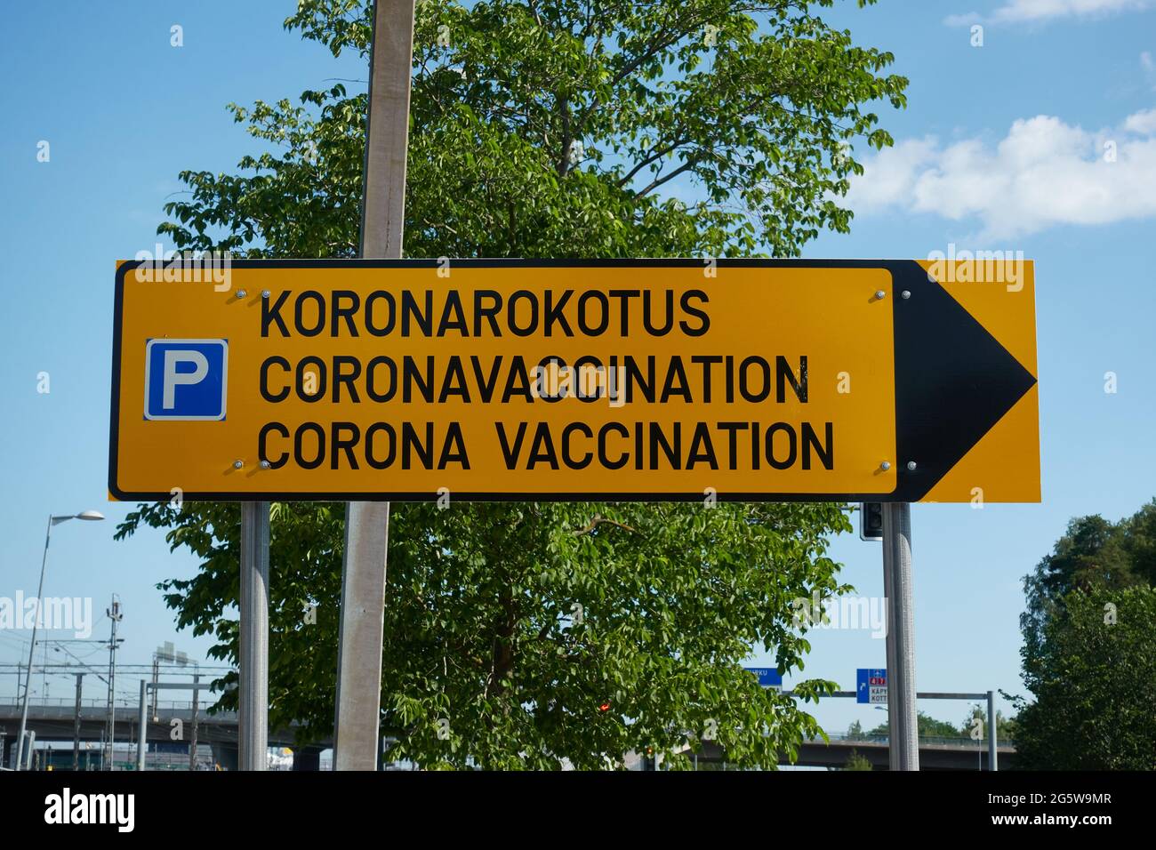 Helsinki, Finnland – 30. Juni 2021: Corona-Impfpass-Info am Messukeskus-Impfzentrum in drei Sprachen (in Fin Stockfoto