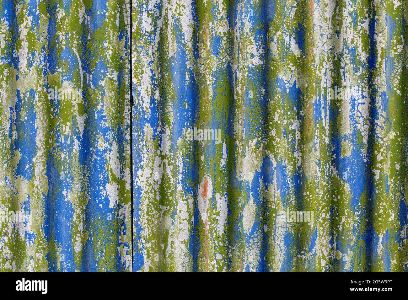 Bunte bunte bunte bunte bunte abgeschälte Farbschichten auf verzinktem Stahlblech - Vollformat Hintergrund und Textur Stockfoto