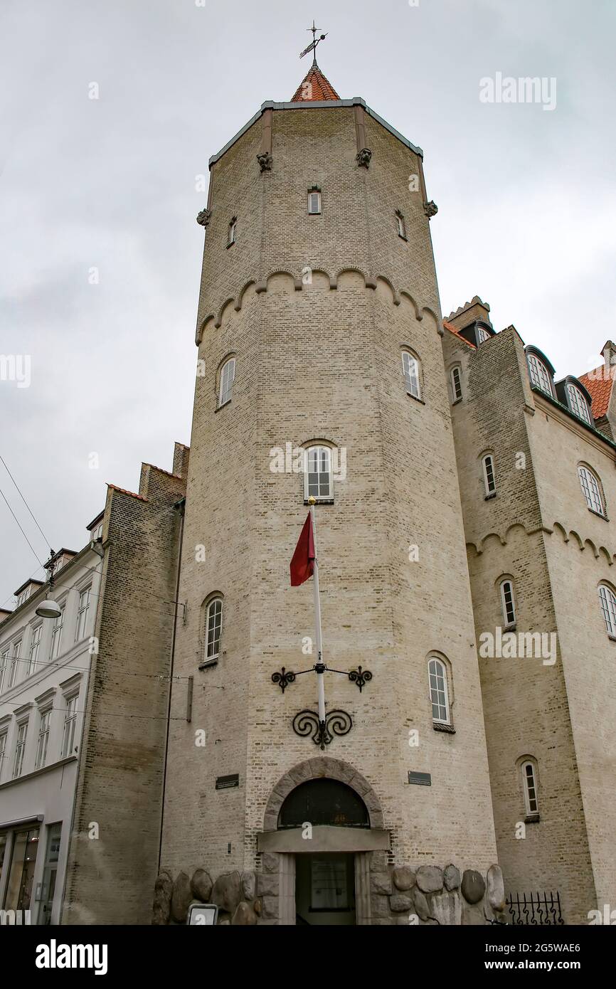 Eckturm, Teil des Jensens Bøfhus-Gebäudes an der Ecke des Nystorv-Platzes, befindet sich im historischen Zentrum der Stadt, Aalborg, Dänemark. Stockfoto Eckturm, Teil des Jensens Bøfhus-Gebäudes an der Ecke des Nystorv-Platzes, befindet sich im historischen Zentrum der Stadt, Aalborg, Dänemark. Stockfoto