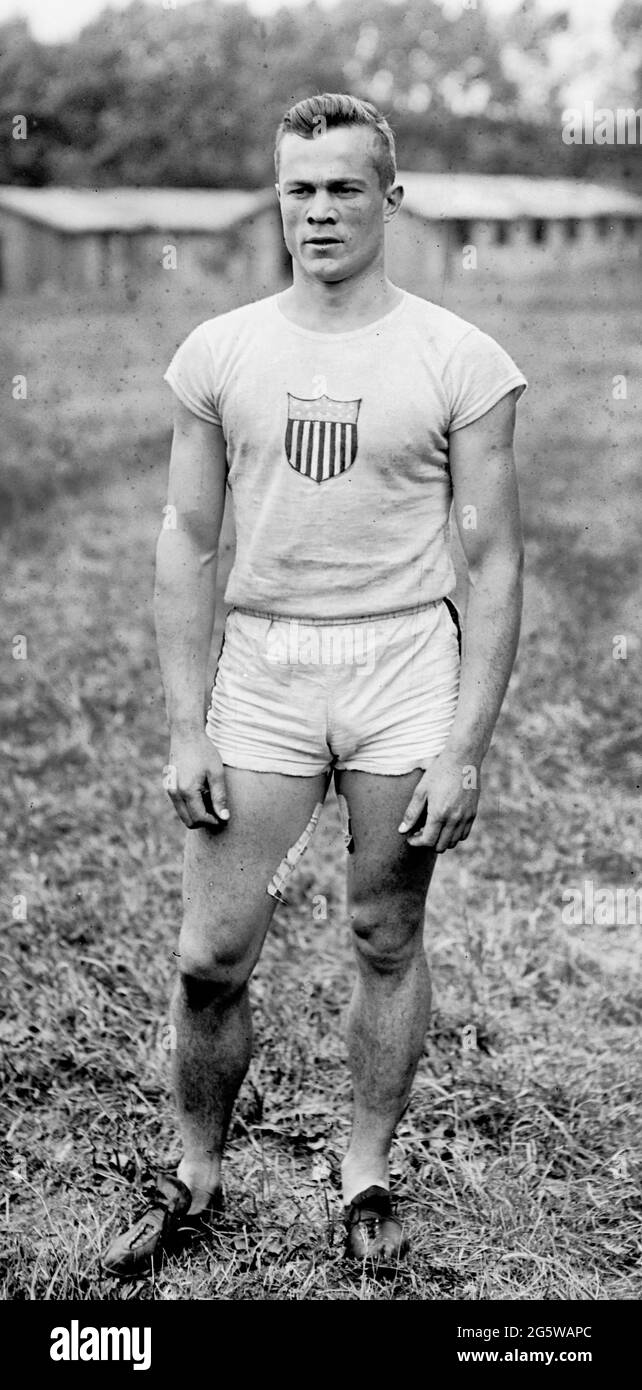 Morris Marshall Kirksey war ein amerikanischer Leichtathlet und Rugby-Union-Fußballer, der bei den Olympischen Sommerspielen 1920 zwei Goldmedaillen gewann. Er ist einer von vier Athleten, die in zwei verschiedenen olympischen Sportarten Goldmedaillen gewinnen Stockfoto