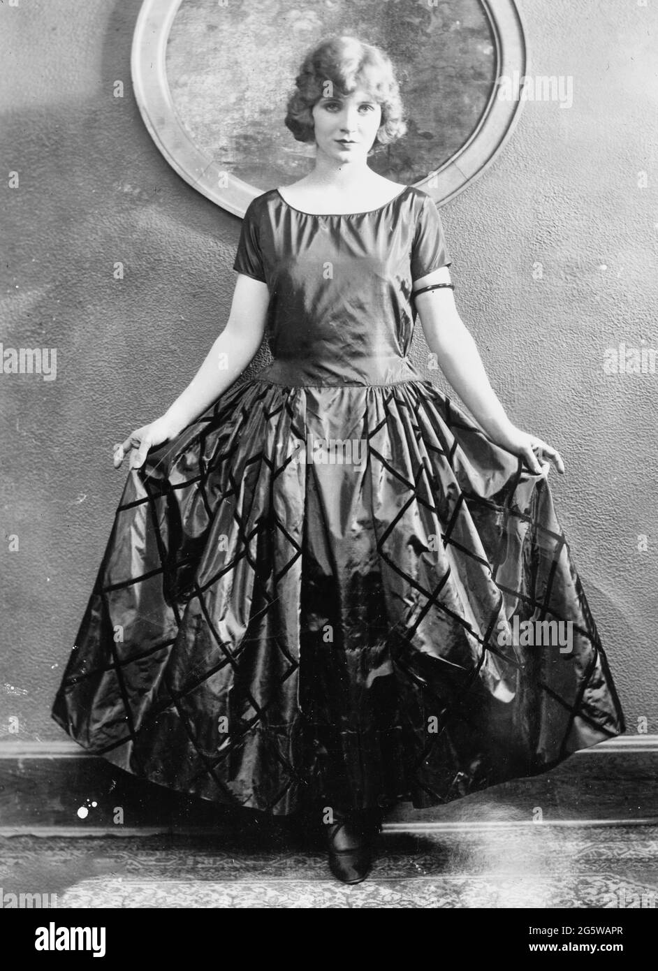 Mary Minter, brauner Taft, braunes Samtband - Foto zeigt die amerikanische Schauspielerin Mary Miles Minter (1902-1984), die geborene Juliet Reilly Stockfoto