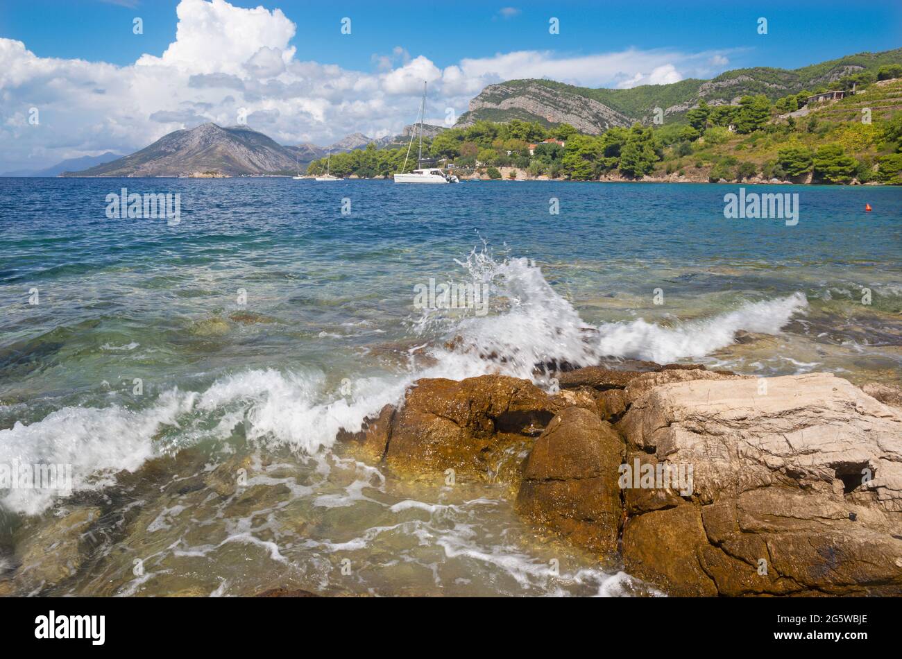 Kroatien - die Küste der Halbinsel Peliesac in der Nähe des Dorfes Zuliana. Stockfoto