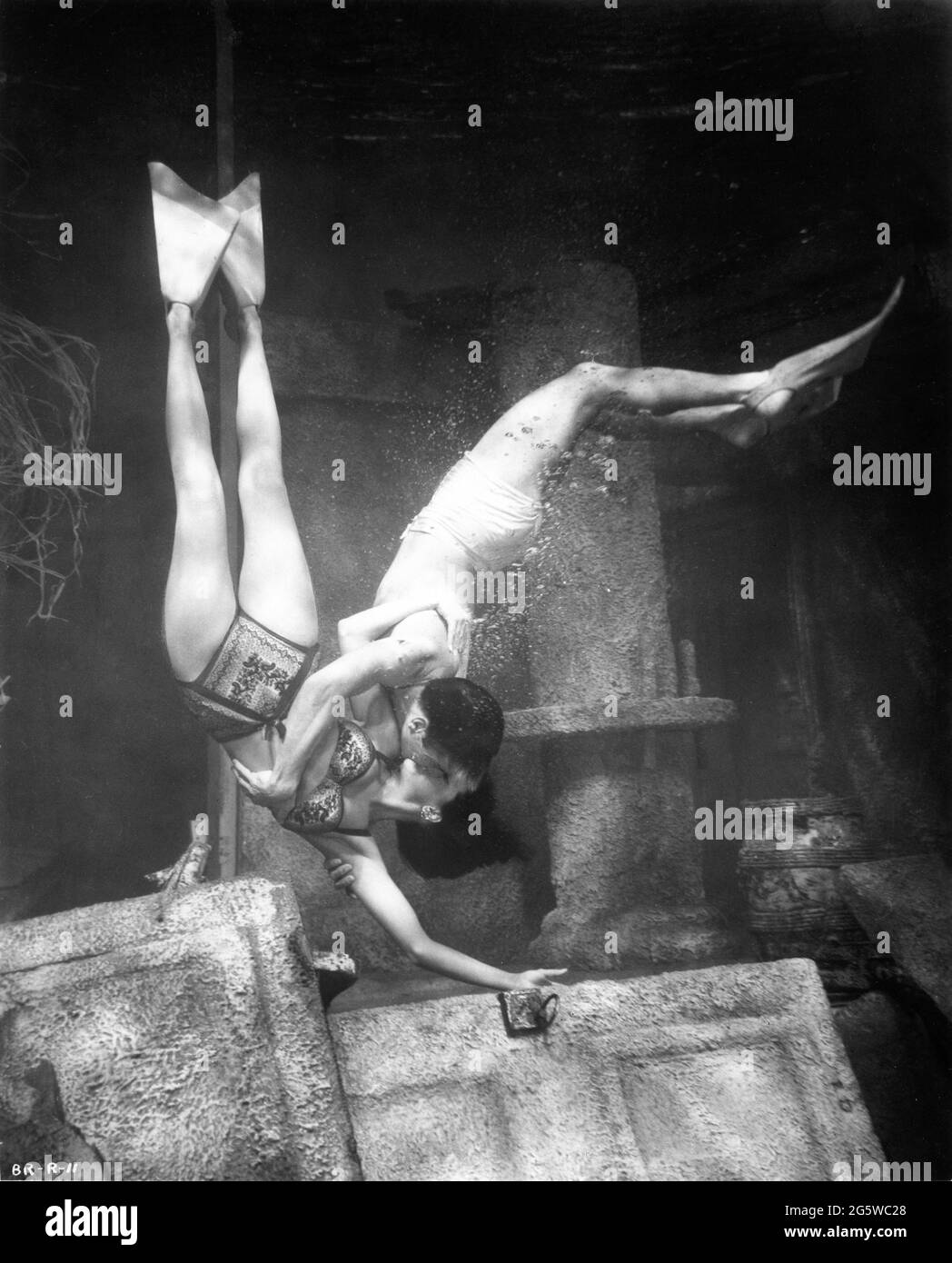 JANE RUSSELL und RICHARD EGAN (oder sein Doppel) unter WASSER ! 1955 drehte der Regisseur JOHN STURGES in dem Superscope-Produzenten Howard Hughes RKO Radio Pictures Stockfoto