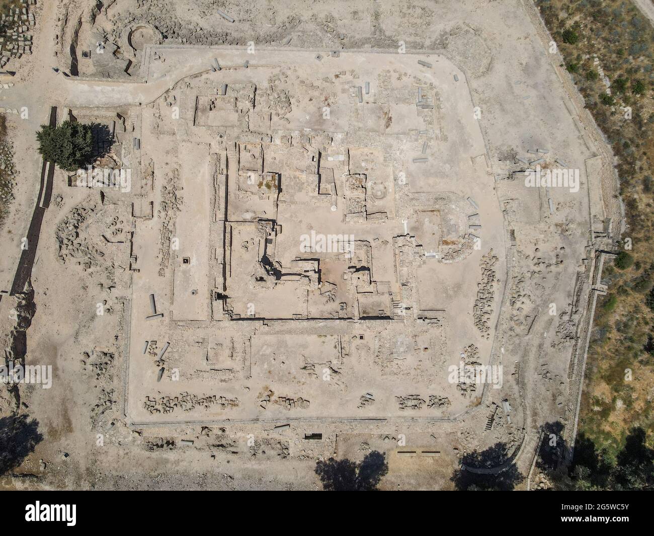 Drohnenansicht auf den Saranda Kolones Ruinen von Pafos auf der Insel Zypern Stockfoto