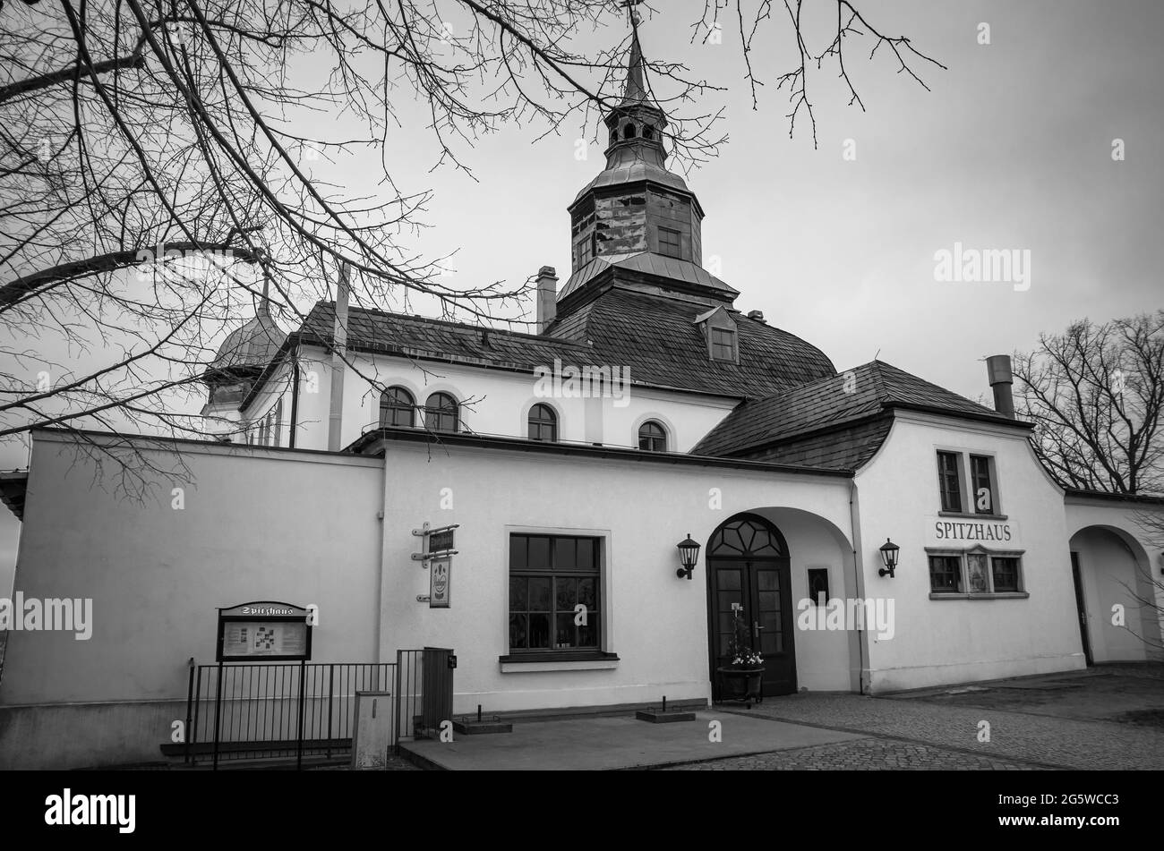 Das Spitzhaus, eine ehemalige Lusthütte aus dem 17. Jahrhundert und heute ein beliebtes Ausflugsrestaurant, in Radebeul, Sachsen, Deutschland. Stockfoto