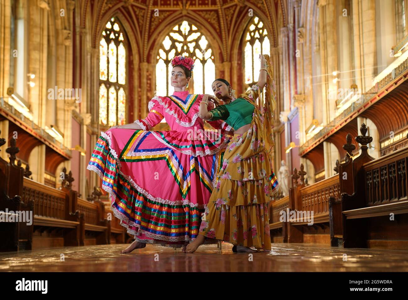 Tänzer des Billingham Festivals und der Balbir Singh Dance Company, während einer Vorpremiere auf der Sommertour The Two Fridas, UK, präsentiert vom Billingham International Folklore Festival of World Dance in Zusammenarbeit mit der Balbir Singh Dance Company, Inspiriert vom Leben und der Zeit der Künstlerinnen Frida Kahlo und Amrita Sher-Gil, die am 10. Juli im Ushaw Historic House, Chapel and Gardens in Durham eröffnet werden. Bilddatum: Mittwoch, 30. Juni 2021. Stockfoto