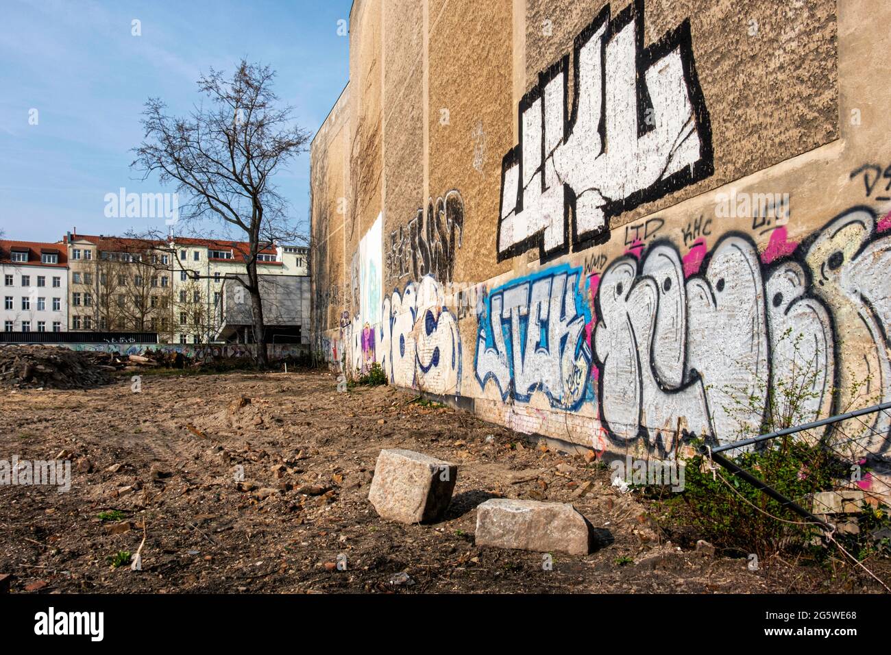 Alte Gebäudewand und leerer Stand an der Ecke Ackerstraße & Invalidenstraße, Mitte, Berlin Stockfoto