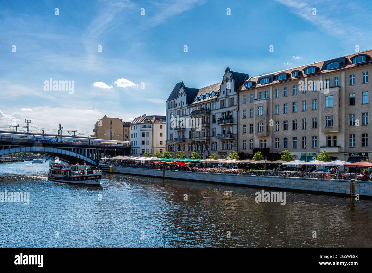 An der Promenade des Schiffbauerdamms fahren Touristenboote und Restaurants wieder auf, da Berlin die Covid-Regeln lockert Stockfoto
