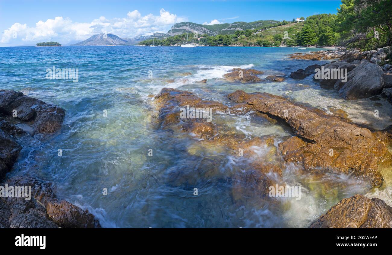 Kroatien - die Küste der Halbinsel Peliesac in der Nähe des Dorfes Zuliana. Stockfoto