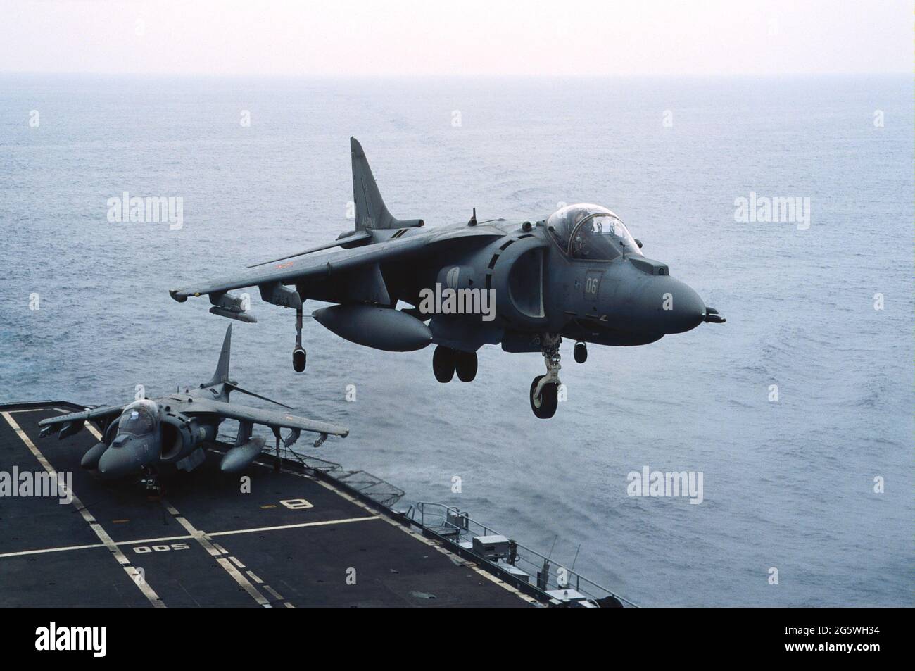 Italienische Marine, Garibaldi-Flugzeugträger, vertikaler Start AV-8B 'Harrier' - Marina Militare italiana, Portaerei Garibaldi, aerei a decollo verticale AV-8B 'Harrier' Stockfoto