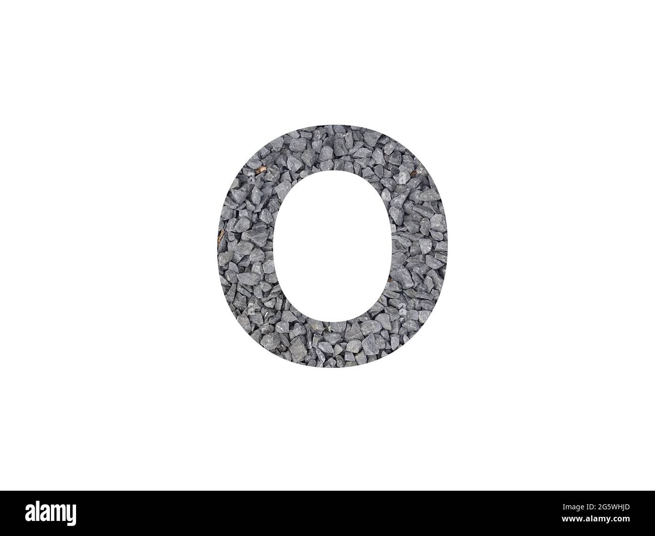 Buchstabe O des Alphabets aus grauem Kies, isoliert auf weißem Hintergrund Stockfoto
