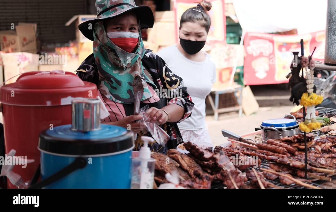 Bar B Q Stall Klong Toey Market Wet Market Bangkok Thailand größten Lebensmittelverteilzentrum in Südostasien Stockfoto