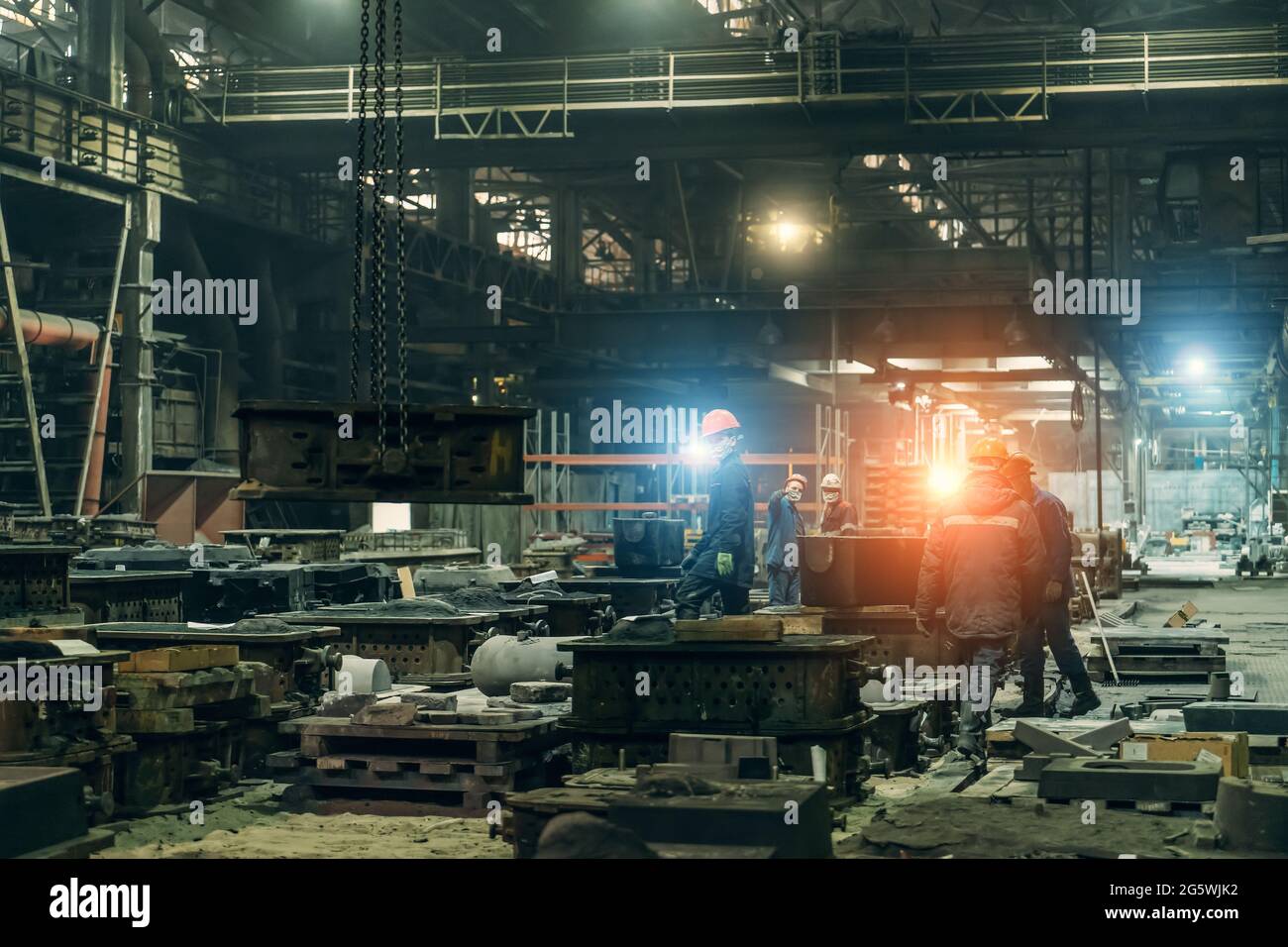 Arbeiter auf Produktionslinie mit Formen für Metallguss in der industriellen Metallurgie-Werkstatt. Schwerindustrie. Stockfoto