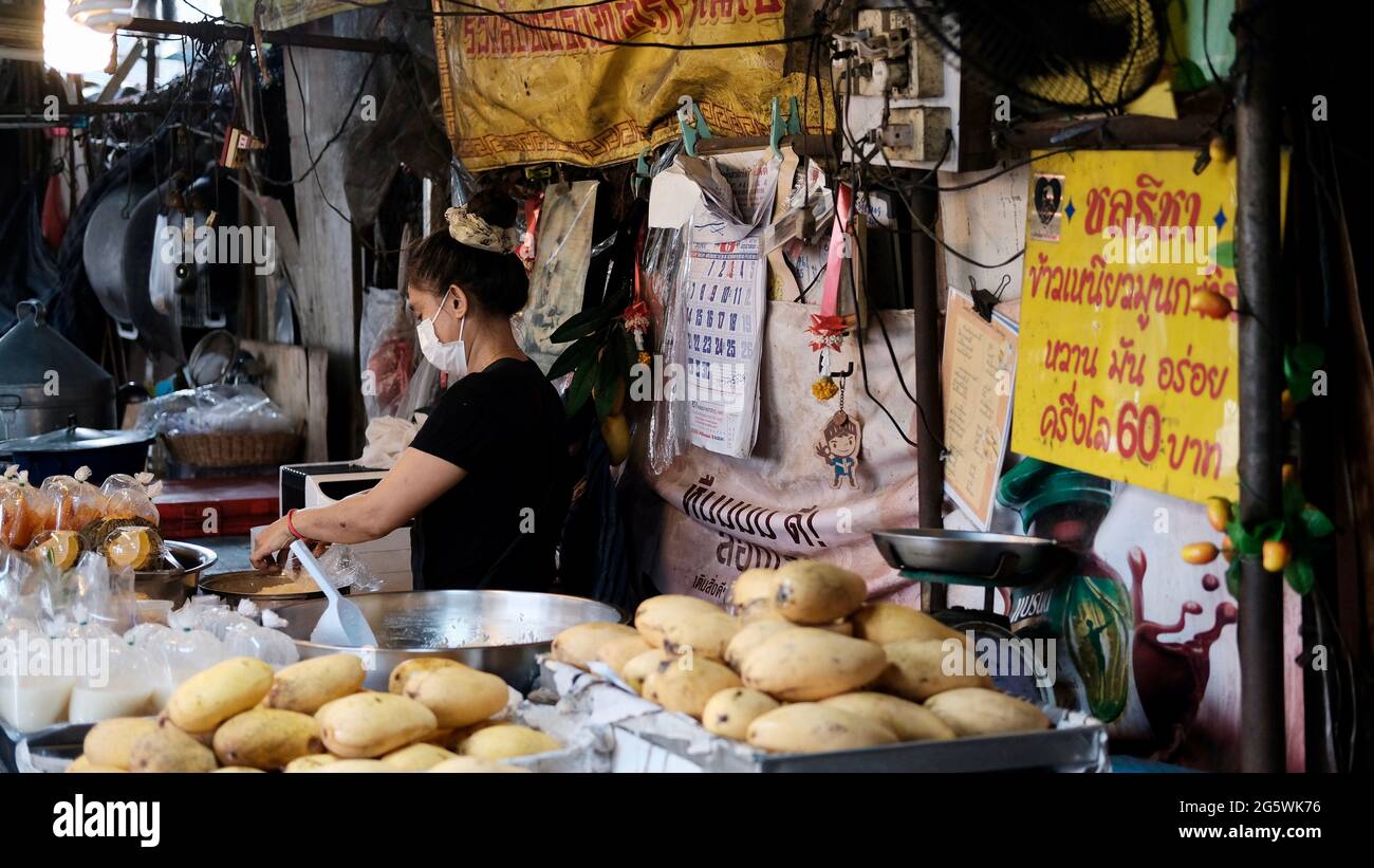 Mango klebrigen Reis Verkäufer Klong Toey Markt Großhandel Wet Market Bangkok Thailand größten Lebensmittelverteilzentrum in Südostasien Klong Toey Markt Stockfoto