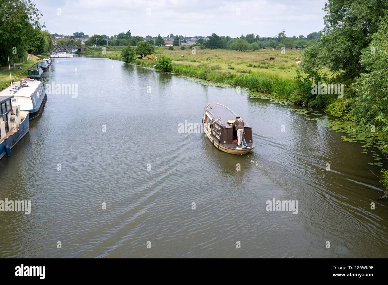 Das Liberty Belle-Boot auf einer Touristenbootsfahrt ny Lynn Union fährt auf dem Fluss Great Ouse in Ely in die weite offene Moorlandschaft von Cambridgesh Stockfoto