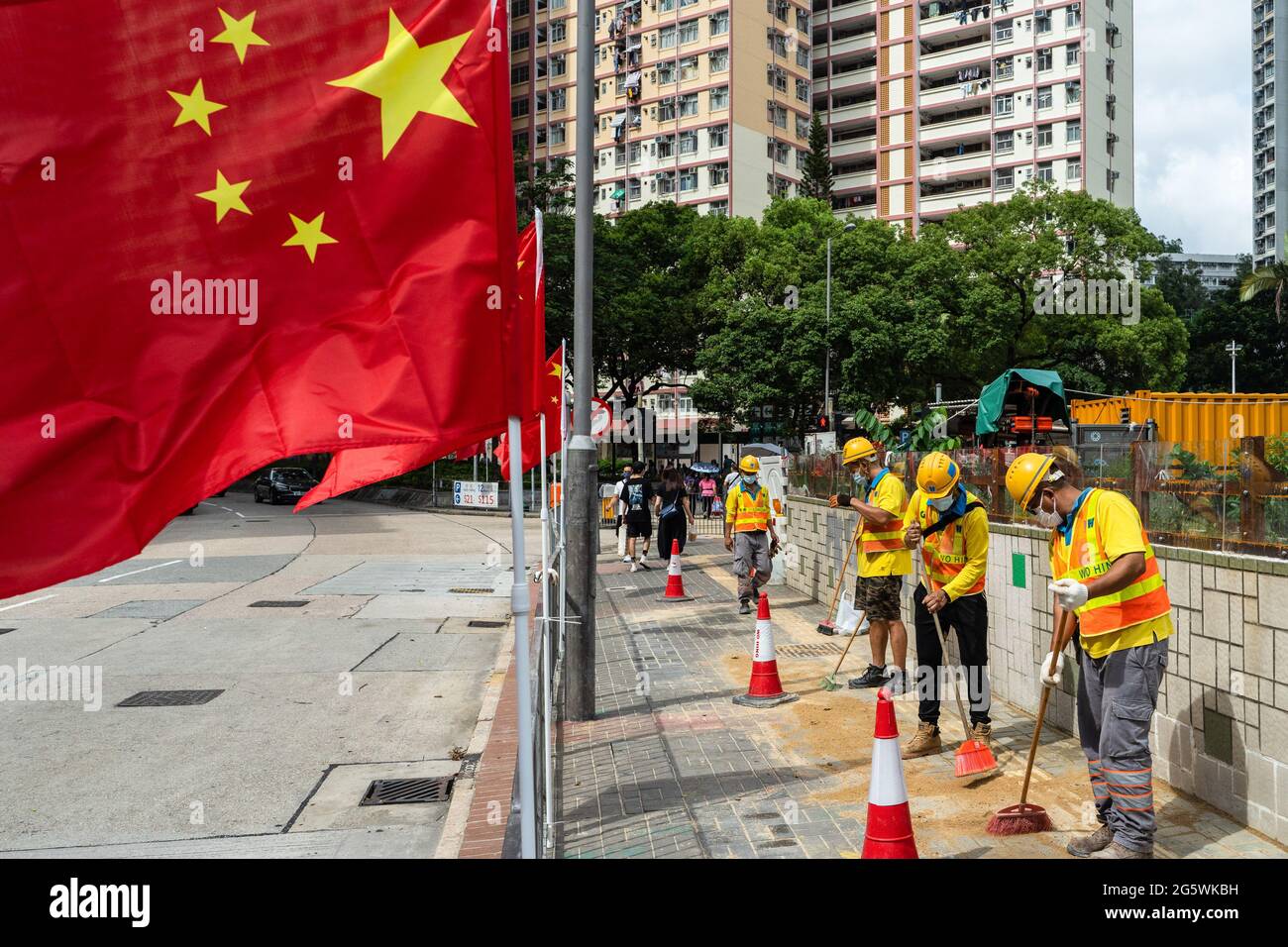 Hongkong, China. 30. Juni 2021. Vor dem 1. Juli, dem Jahrestag der Übergabe Hongkongs an China und dem 100. Jahr der Gründung der Kommunistischen Partei Chinas in Hongkong, China, werden auf der Straße im Bezirk Kwun Tong chinesische Flaggen ausgestellt. (Foto von Chan Long Hei/SOPA Images/Sipa USA) Quelle: SIPA USA/Alamy Live News Stockfoto