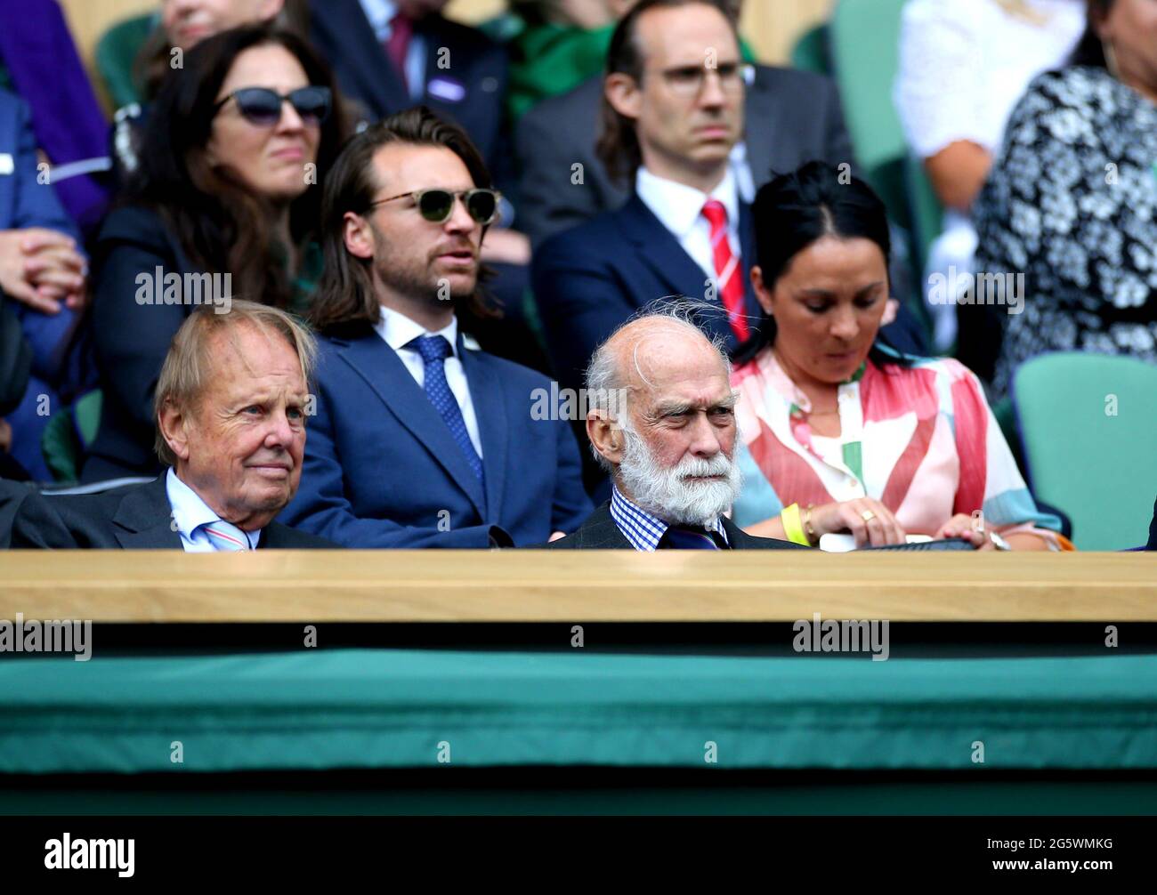 Prinz Michael von Kent (unten in der Mitte) sieht sich am dritten Tag von Wimbledon im All England Lawn Tennis and Croquet Club, Wimbledon, das zweite Herren-Einzelspiel zwischen Novak Djokovic und Kevin Anderson von der Royal Box auf dem Mittelfeld an. Bilddatum: Mittwoch, 30. Juni 2021. Stockfoto