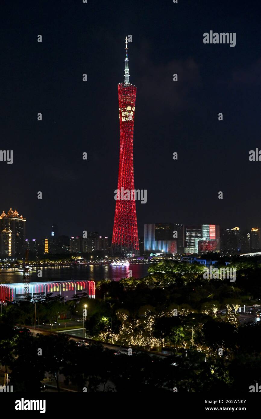 Guangzhou, China. 30. Juni 2021. Der Canton Tower wird rot, um dem Gewinner der Medaille vom 1. Juli in Guangzhou, Guangdong, China, am 30. Juni 2021 zu gratulieren.(Foto: TPG/cnsphotos) Quelle: TopPhoto/Alamy Live News Stockfoto