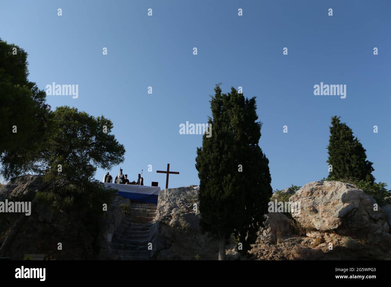 Die griechische Kirche amtiert im Gottesdienst unter der Akropolis, wo Apostel Paulus Areopagus-Predigt hielt Stockfoto