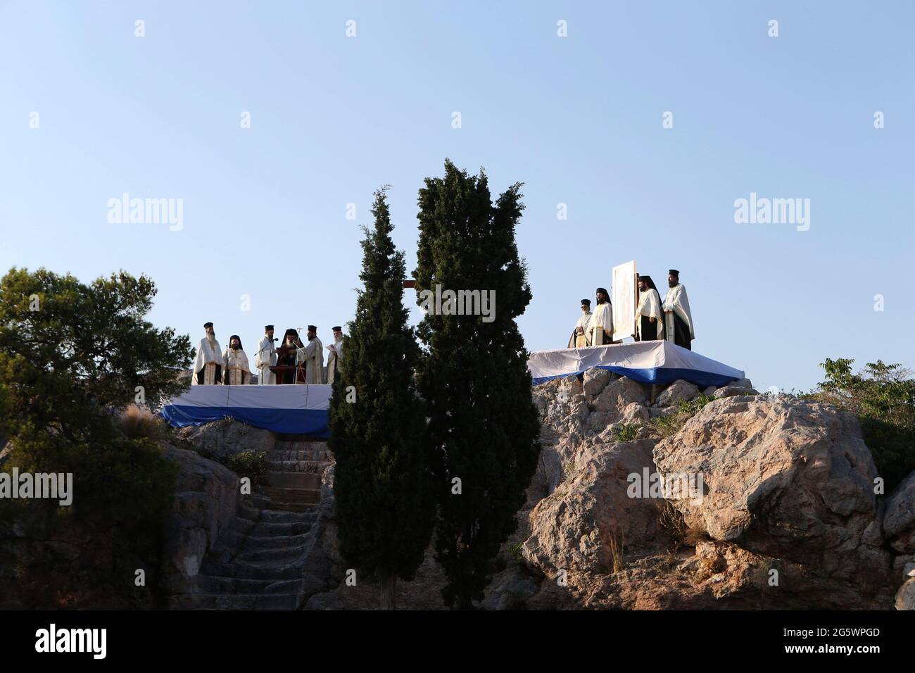 Die griechische Kirche amtiert im Gottesdienst unter der Akropolis, wo Apostel Paulus Areopagus-Predigt hielt Stockfoto