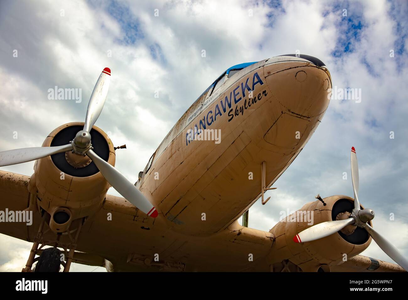 Blick auf das Flugzeug DC-3 von Mangaweka, eine der berühmtesten Attraktionen am Straßenrand Neuseelands und ein Wahrzeichen für Reisende auf dem State Highway 1. Stockfoto