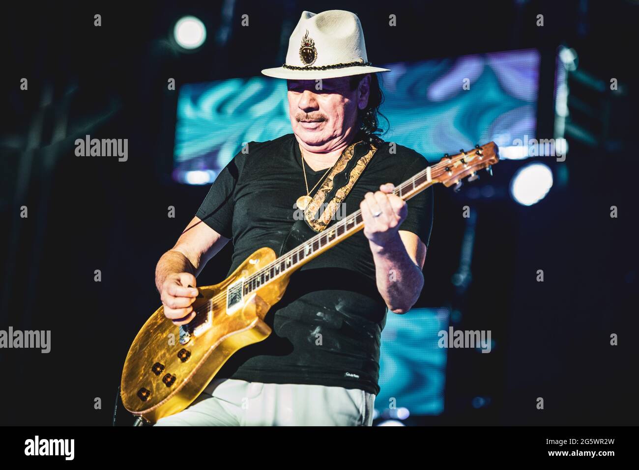 MILANO SUMMER FESTIVAL, MAILAND, ITALIEN: Der mexikanisch-amerikanische Gitarrist, Komponist und Musiker Carlos Santana spielt live auf der Bühne des Milano Summer Festivals für seine „Divination Tour“ 2018. Stockfoto