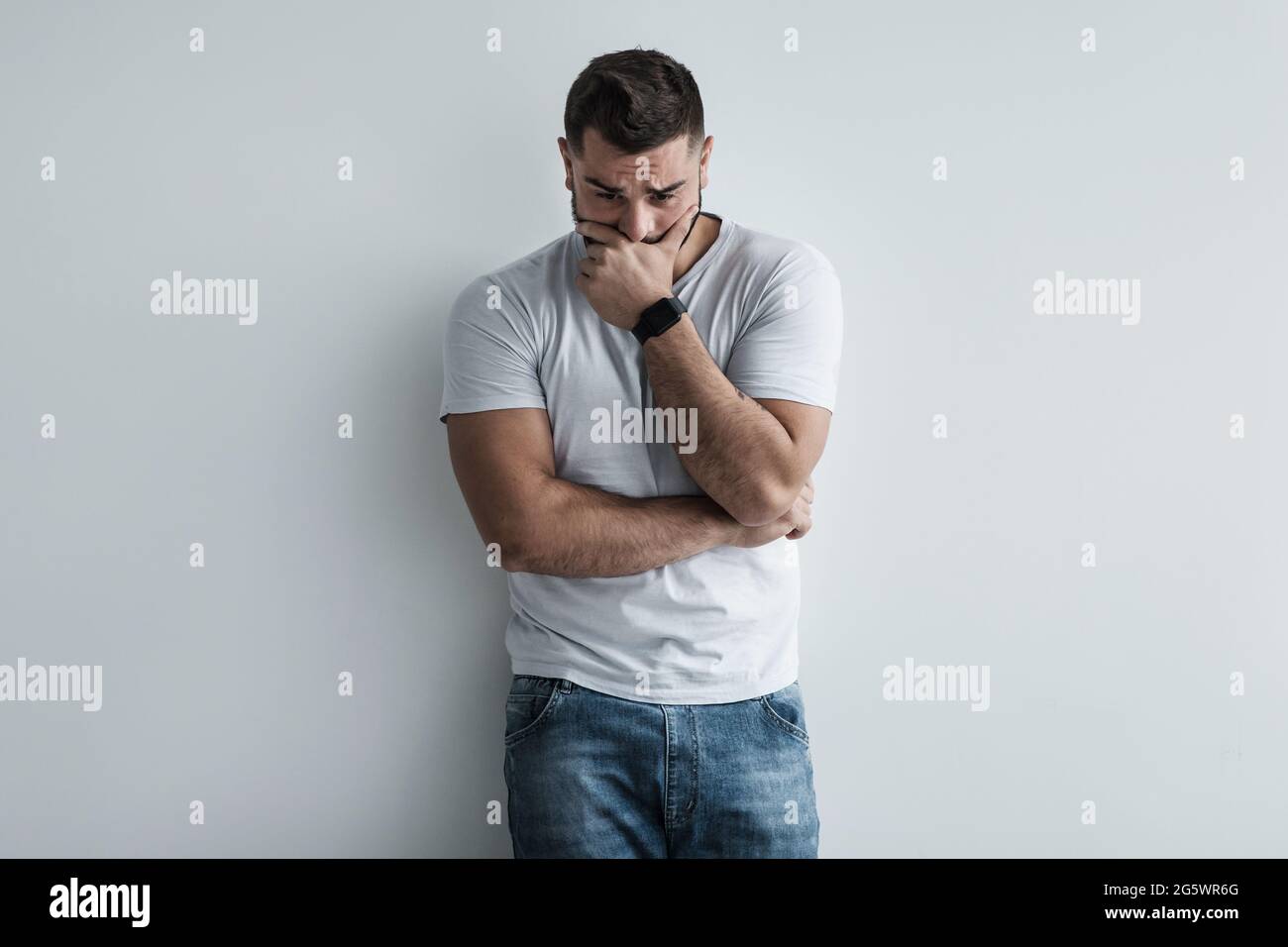 Unglücklich depressiv kaukasischer Mann verzweifelt, einsam, leidet an Stress, Angst Stockfoto