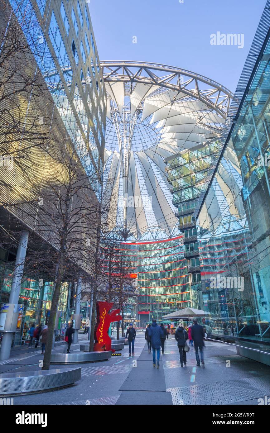 BERLIN, Deutschland, Februar - 15, 2017: Das Sony-Center in Morgen. Das Zentrum wurde entworfen von Helmut Jahn und Peter Walker als Landschaftsarchitekt und Stockfoto