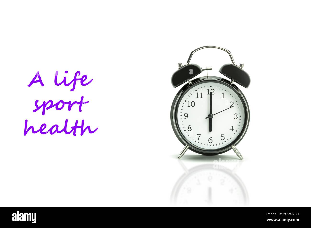 Retro-Wecker auf weißem Hintergrund. Schwarzer Wecker, der 6 Stunden und 00 Minuten auf weißem Hintergrund mit Kopierplatz anzeigt Stockfoto