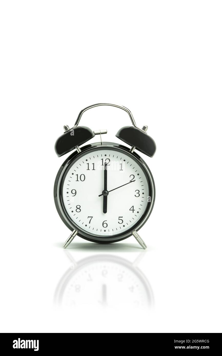 Retro-Wecker auf weißem Hintergrund. Schwarzer Wecker, der 6 Stunden und 00 Minuten auf weißem Hintergrund mit Kopierplatz anzeigt Stockfoto