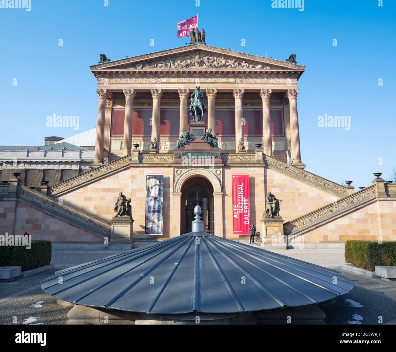 BERLIN, Deutschland, Februar - 13, 2017: Das neoklassizistische Gebäude der alten Nationalgalerie. Stockfoto